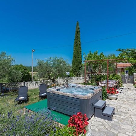 Ferienhaus Zora With Whirlpool Sveti Lovrec Pazenaticki Exterior foto